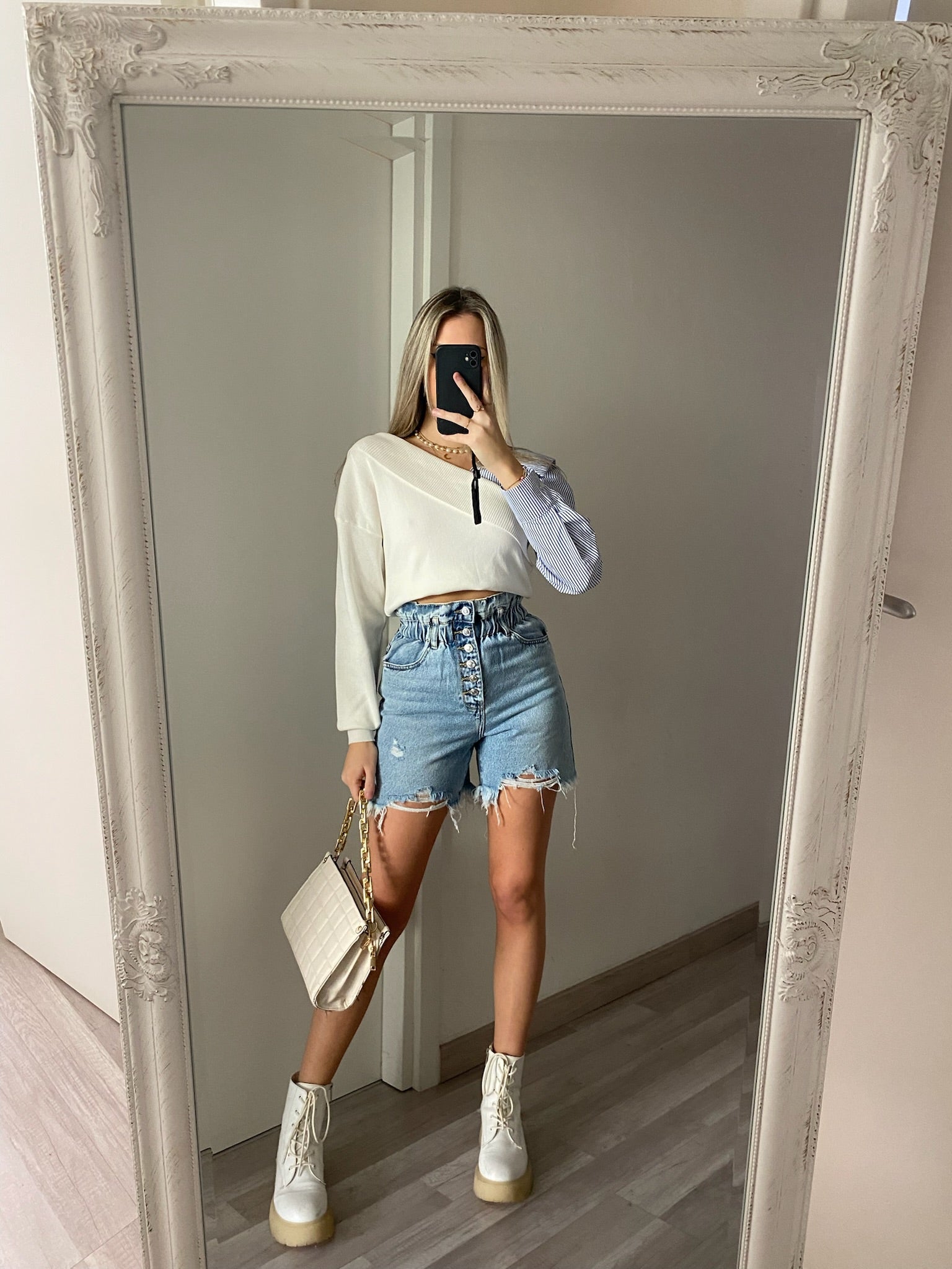 Maglione bianco con scollo e manica in camicia