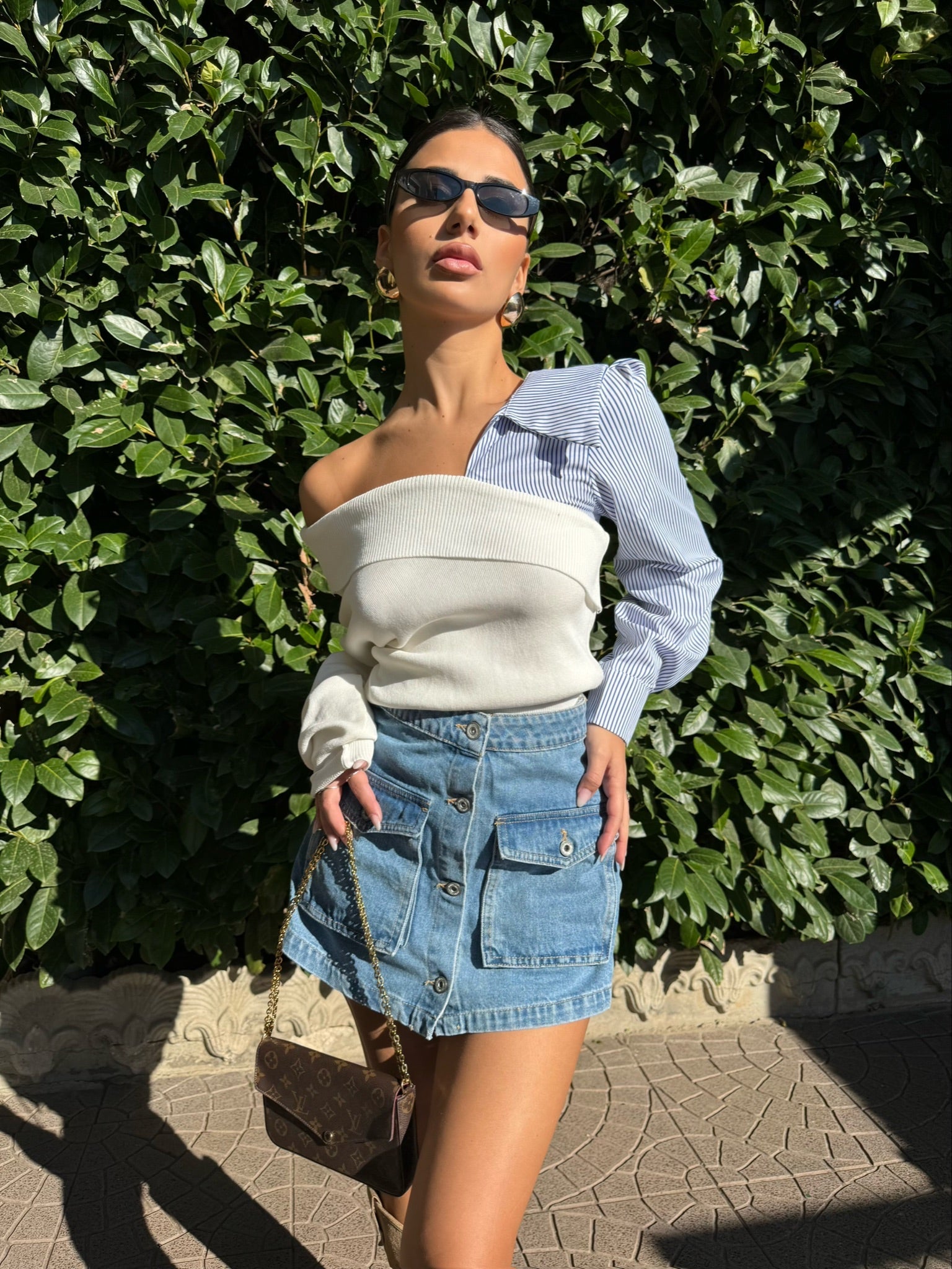 Maglione bianco con scollo e manica in camicia