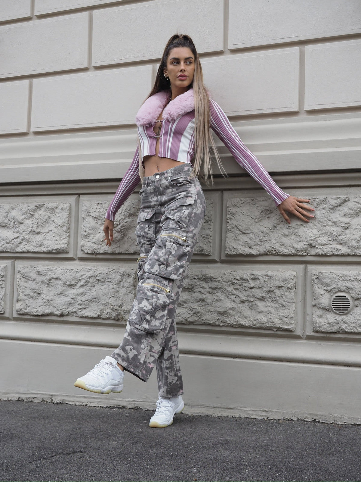 Cargo maxi con tasconi mimetico con rosa