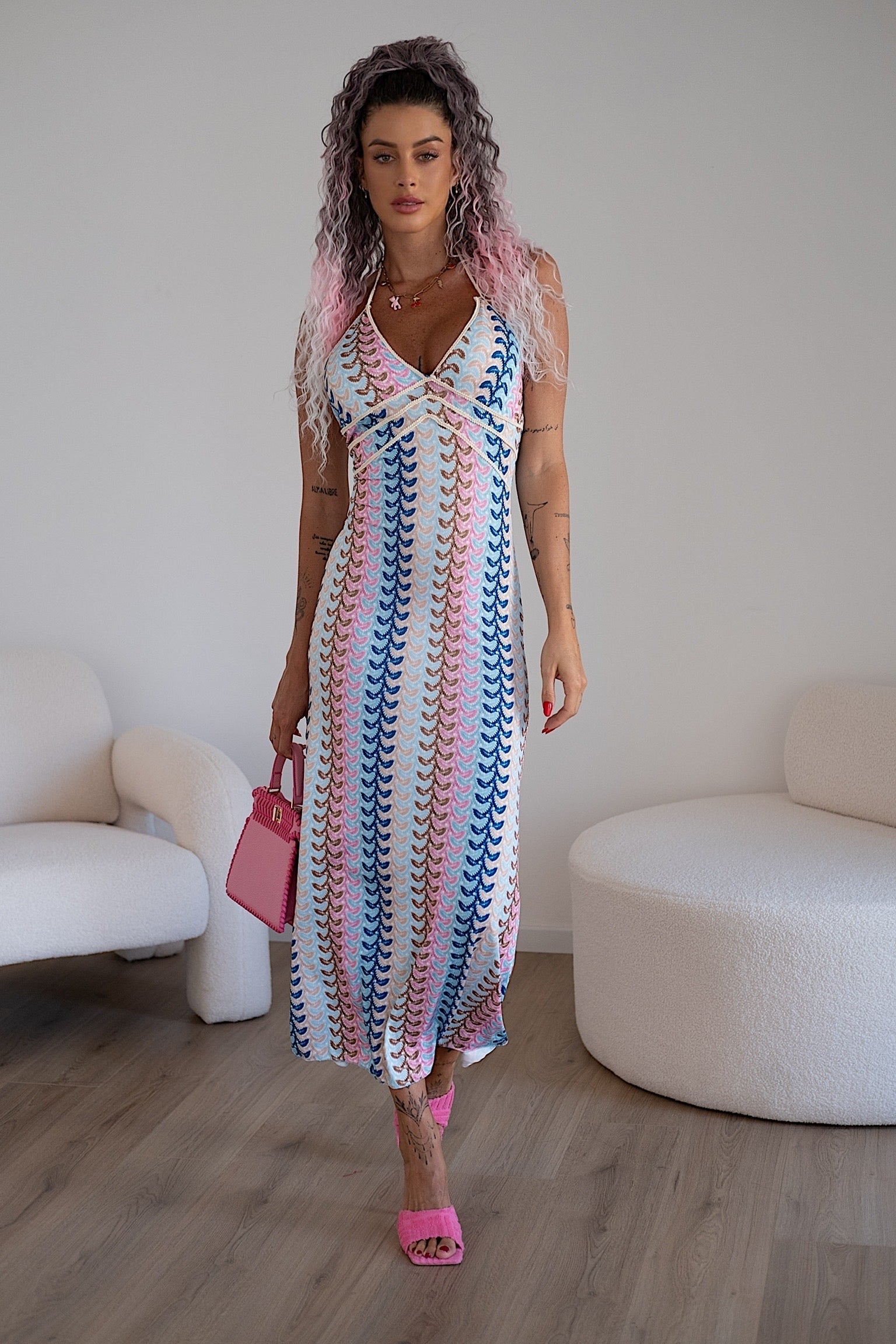Abito con sfumature rosa celeste