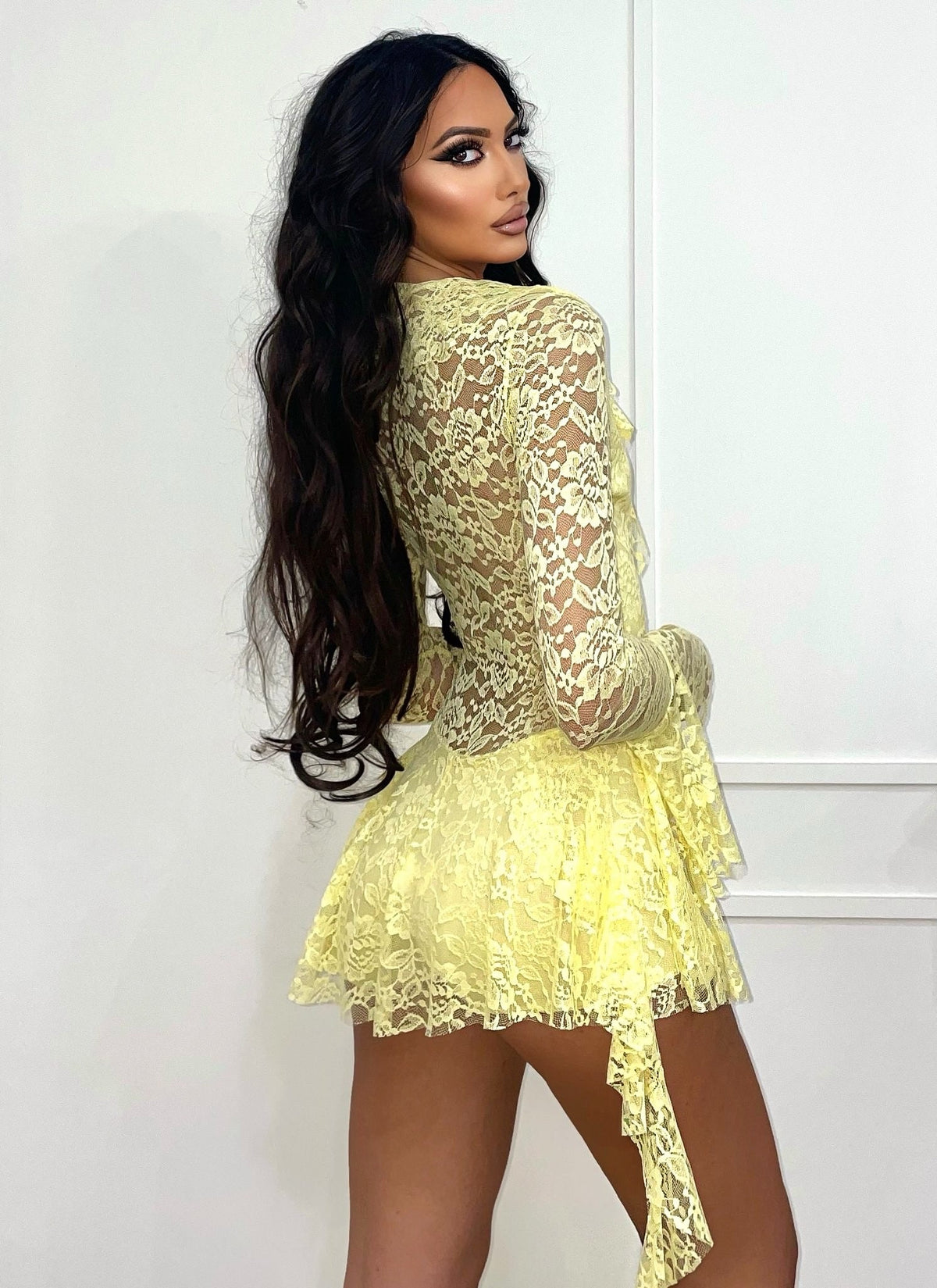 Abito in pizzo giallo con rouches