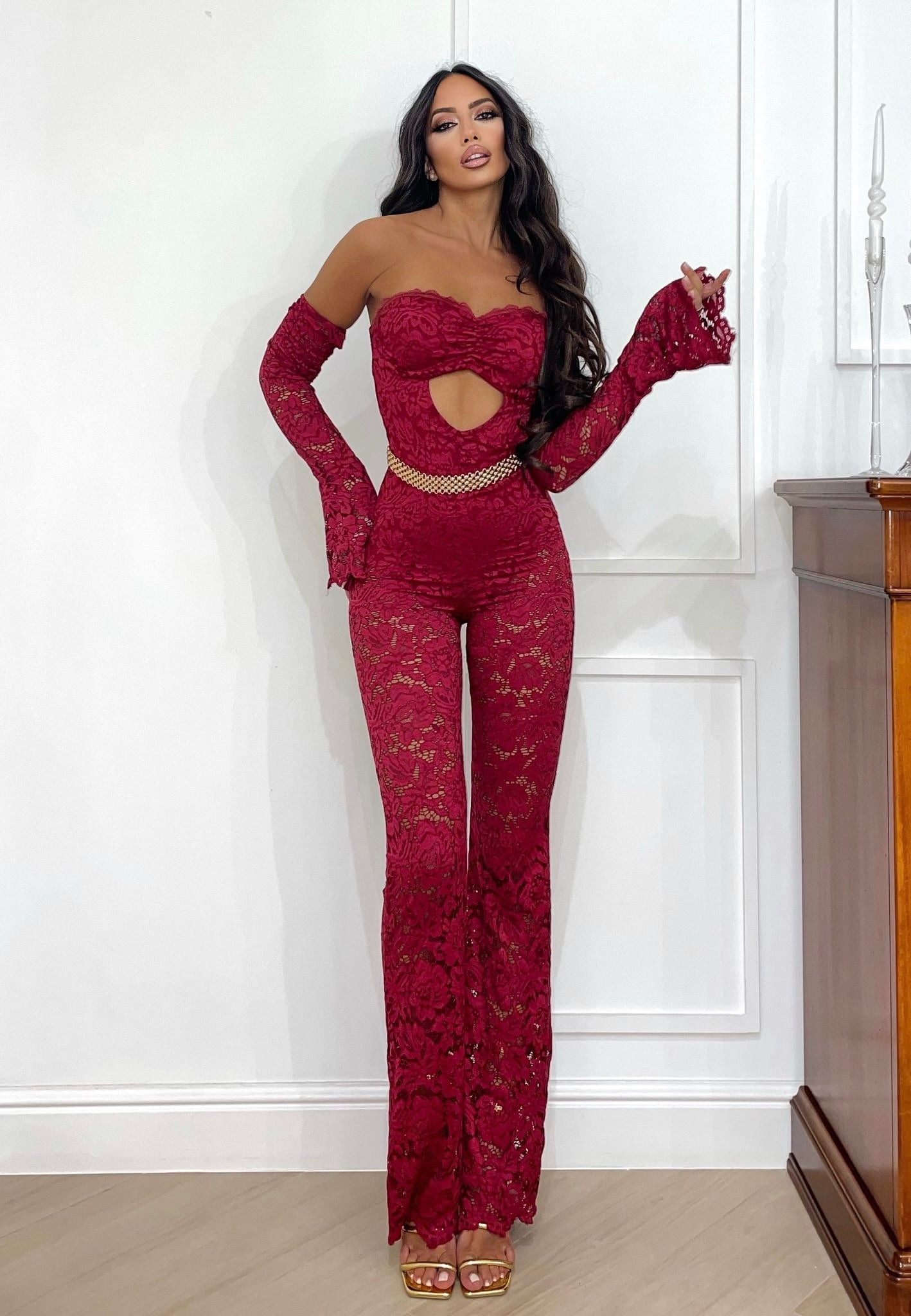 Tuta in pizzo con scollo a cuore e manicotti bordeaux