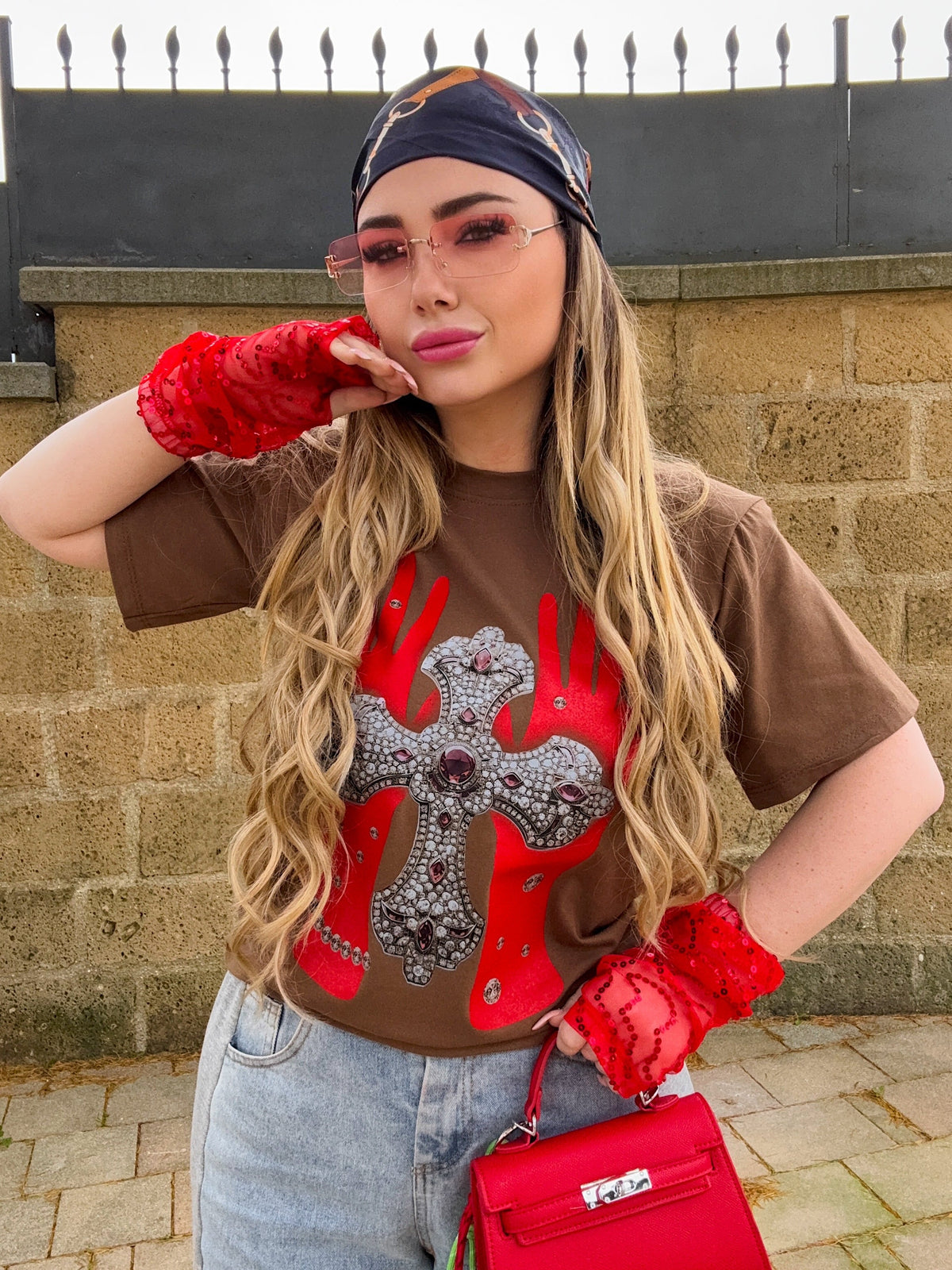 T-shirt con croce e manicotti