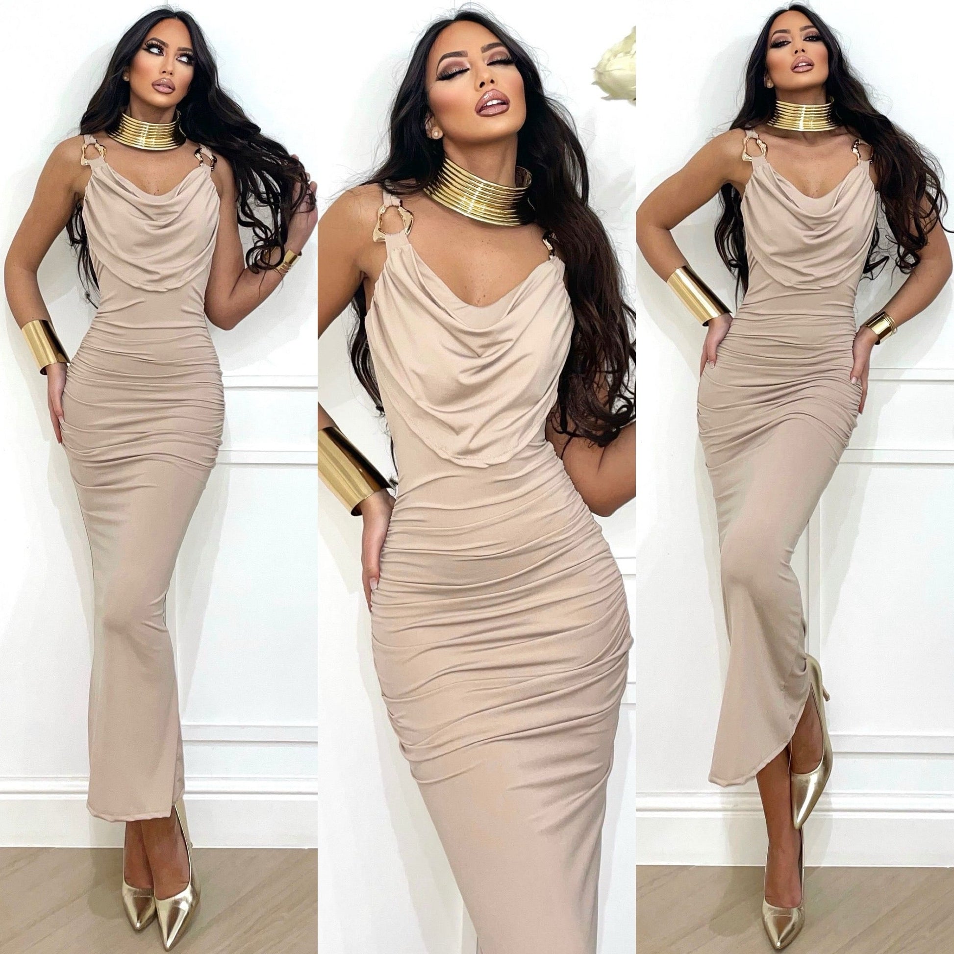 Abito beige con gioielli e schiena incrociata
