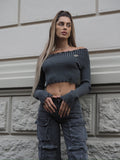 Maglione grigio con scollo a barchetta