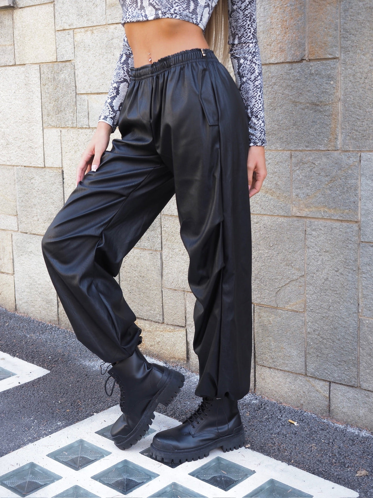Pantalone cargo in ecopelle