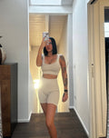 Completo fitness top e short sportivo beige