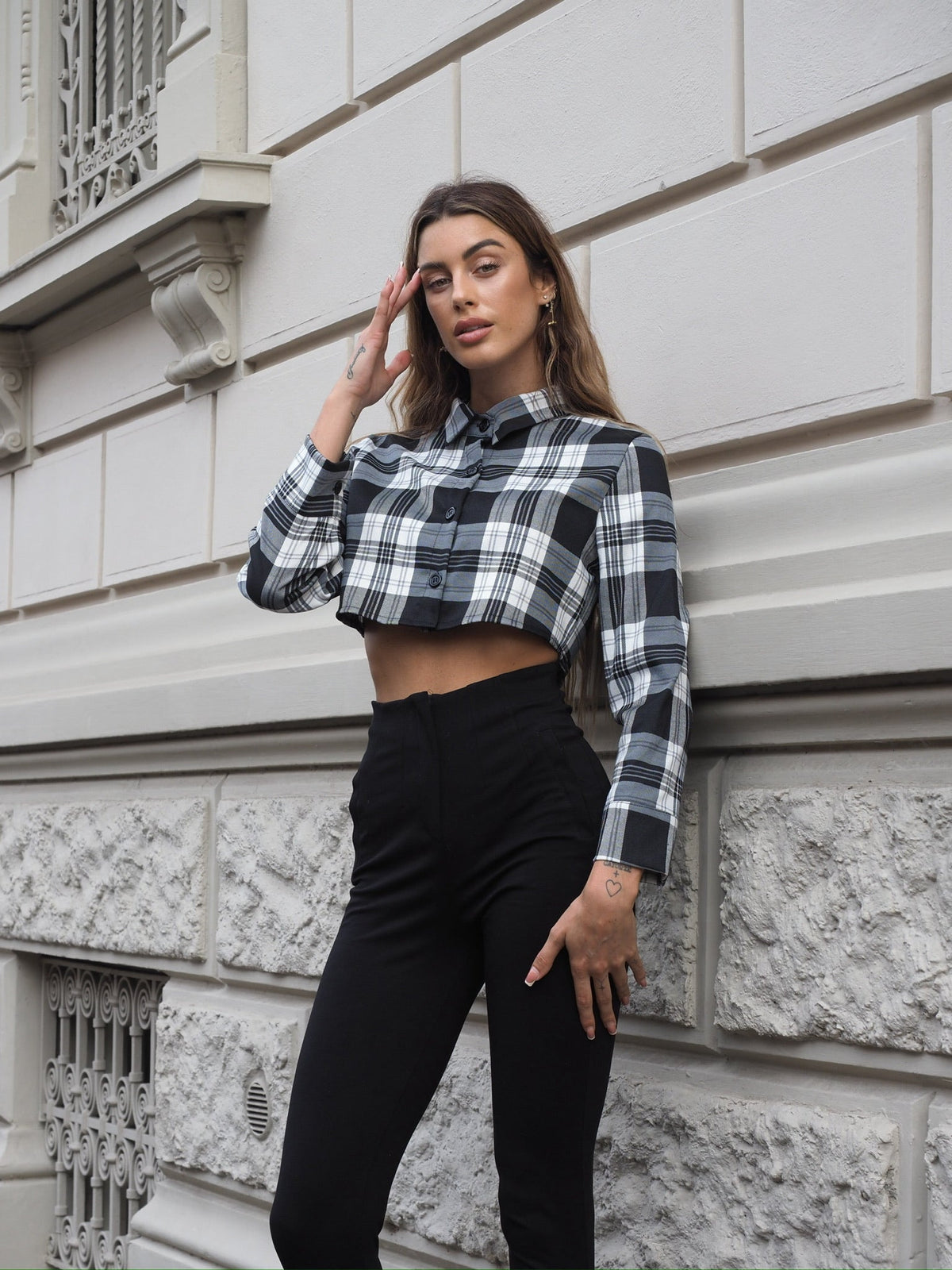 Camicia crop a quadri bianco nero grandi