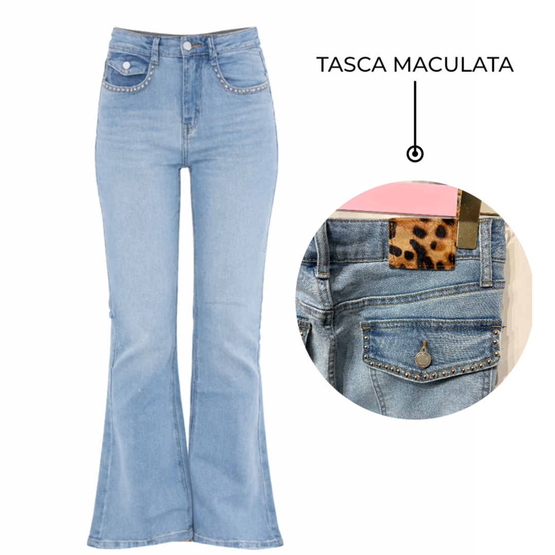 Jeans con borchie e dettaglio maculato sul retro