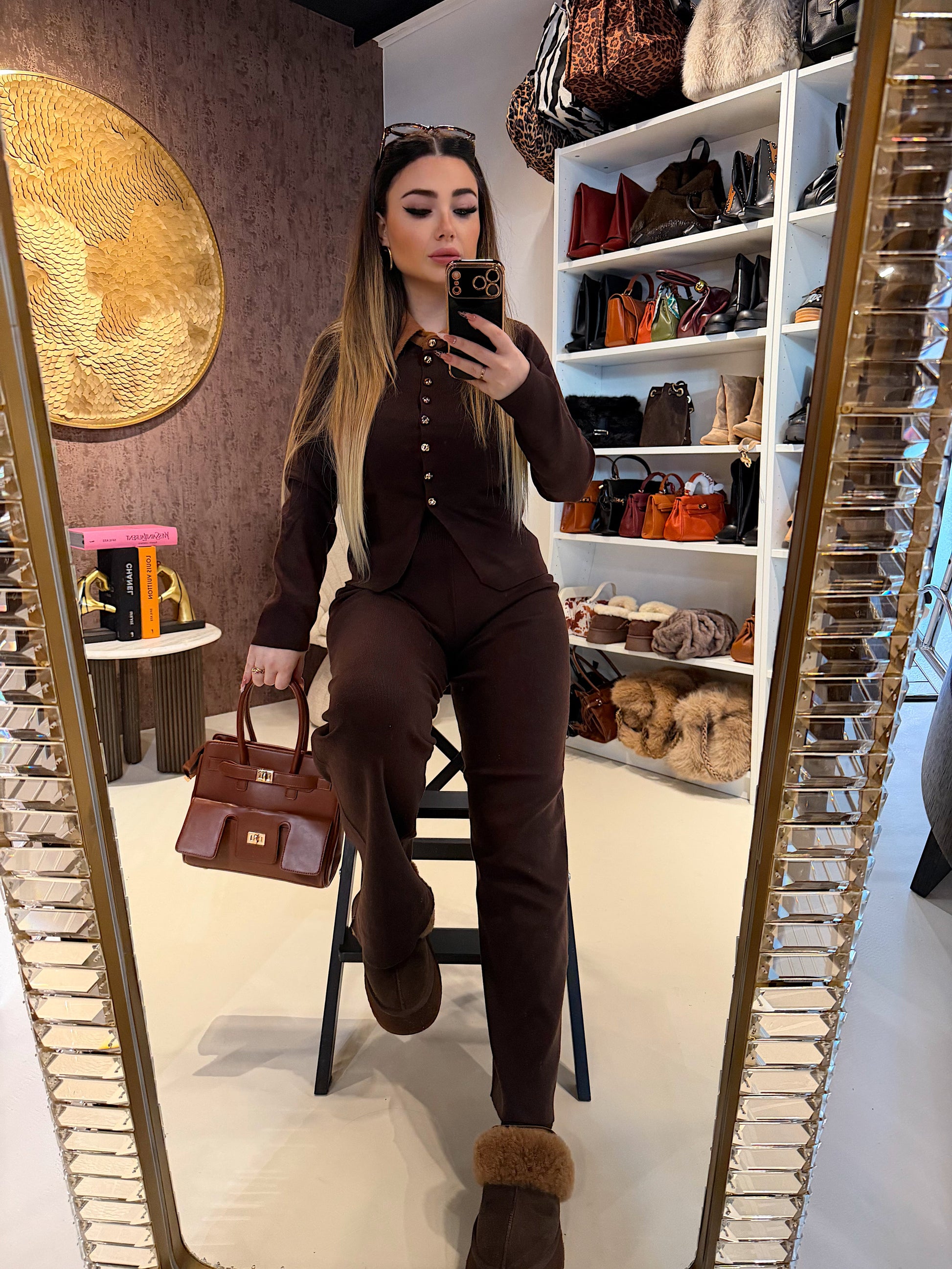 Completo maglia e pantalone con colletto a contrasto