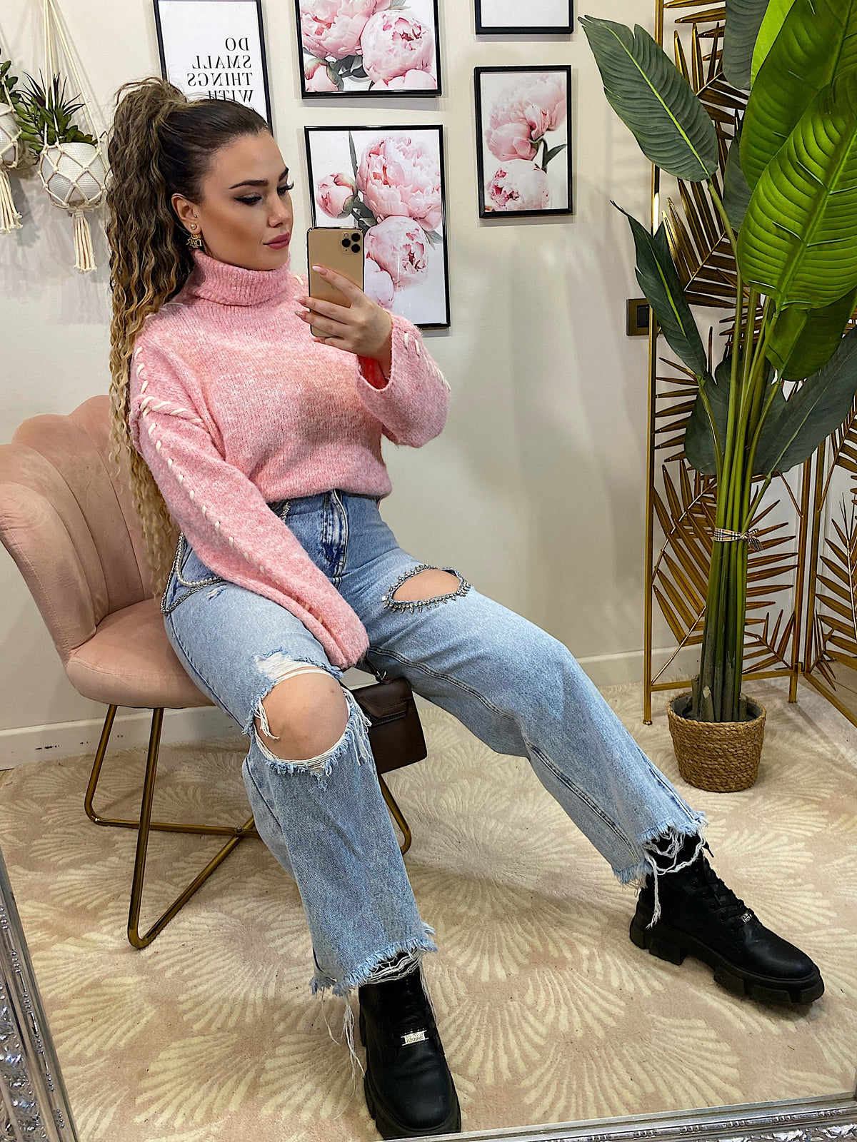 Maglione rosa con lacci bianchi