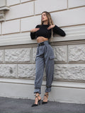 Pantalone grigio con cinghie