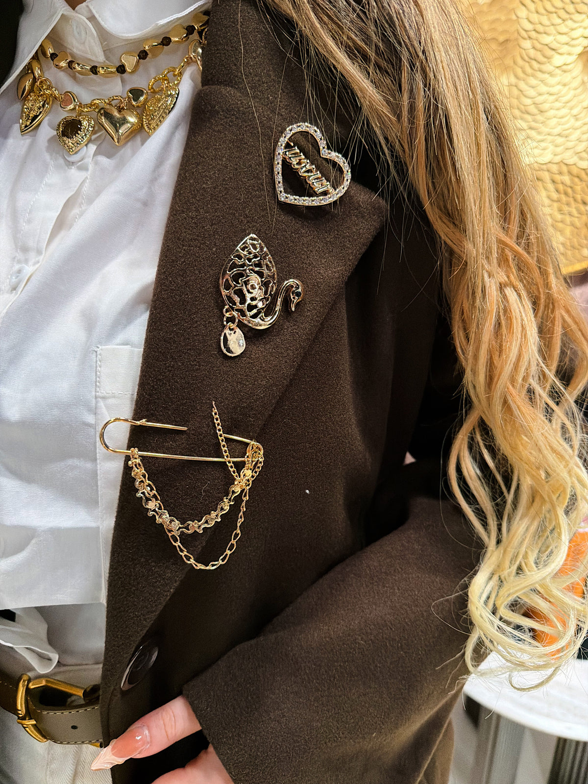 Cappotto con fodera animalier e spille