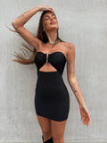 Abito nero con gioiello push up