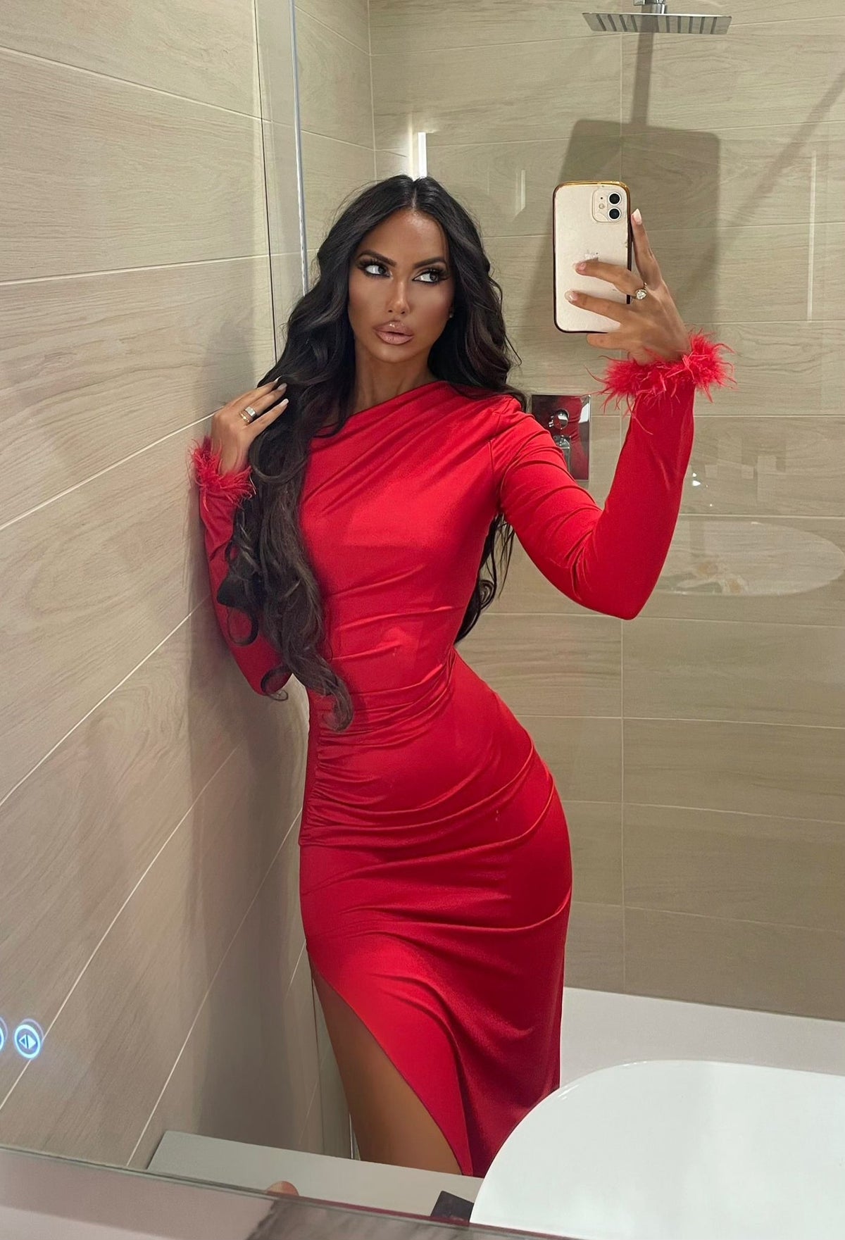 Abito rosso lungo con piume