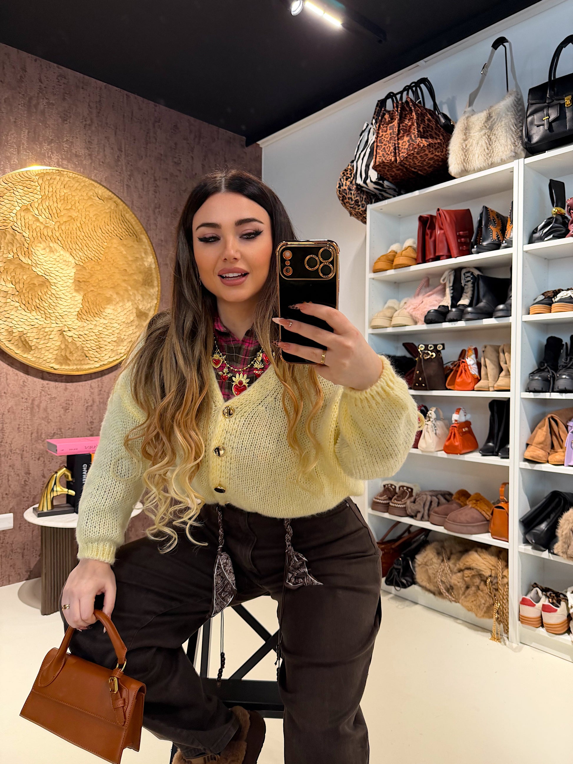 Cardigan giallo con bottoncini oro