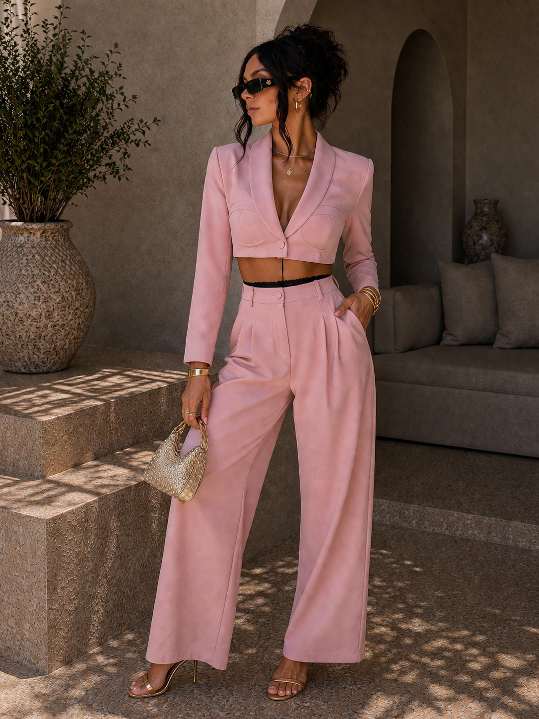 Tailleur giacca e pantalone rosa con dettaglio nero in pizzo