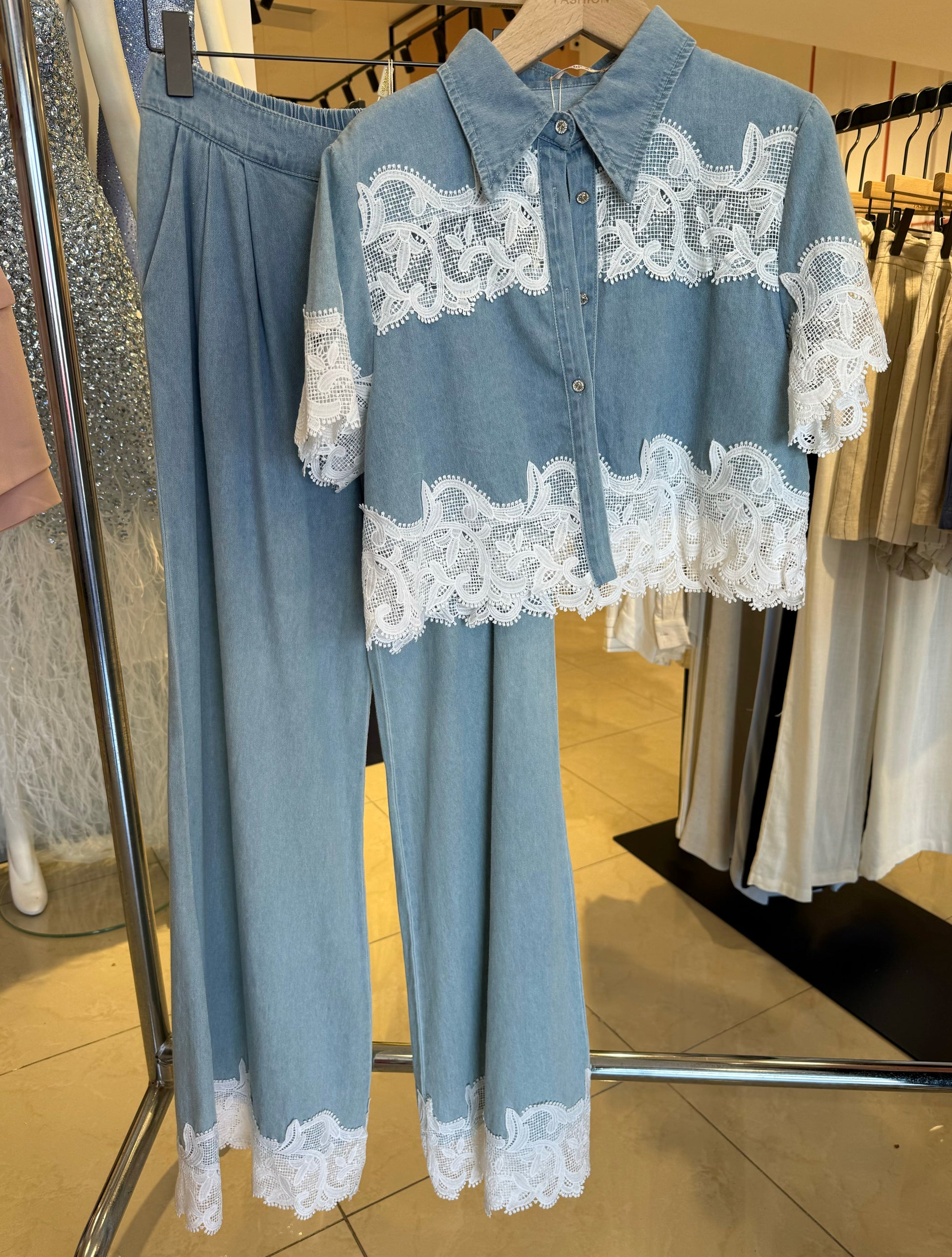 Set camicia e jeans con pizzo