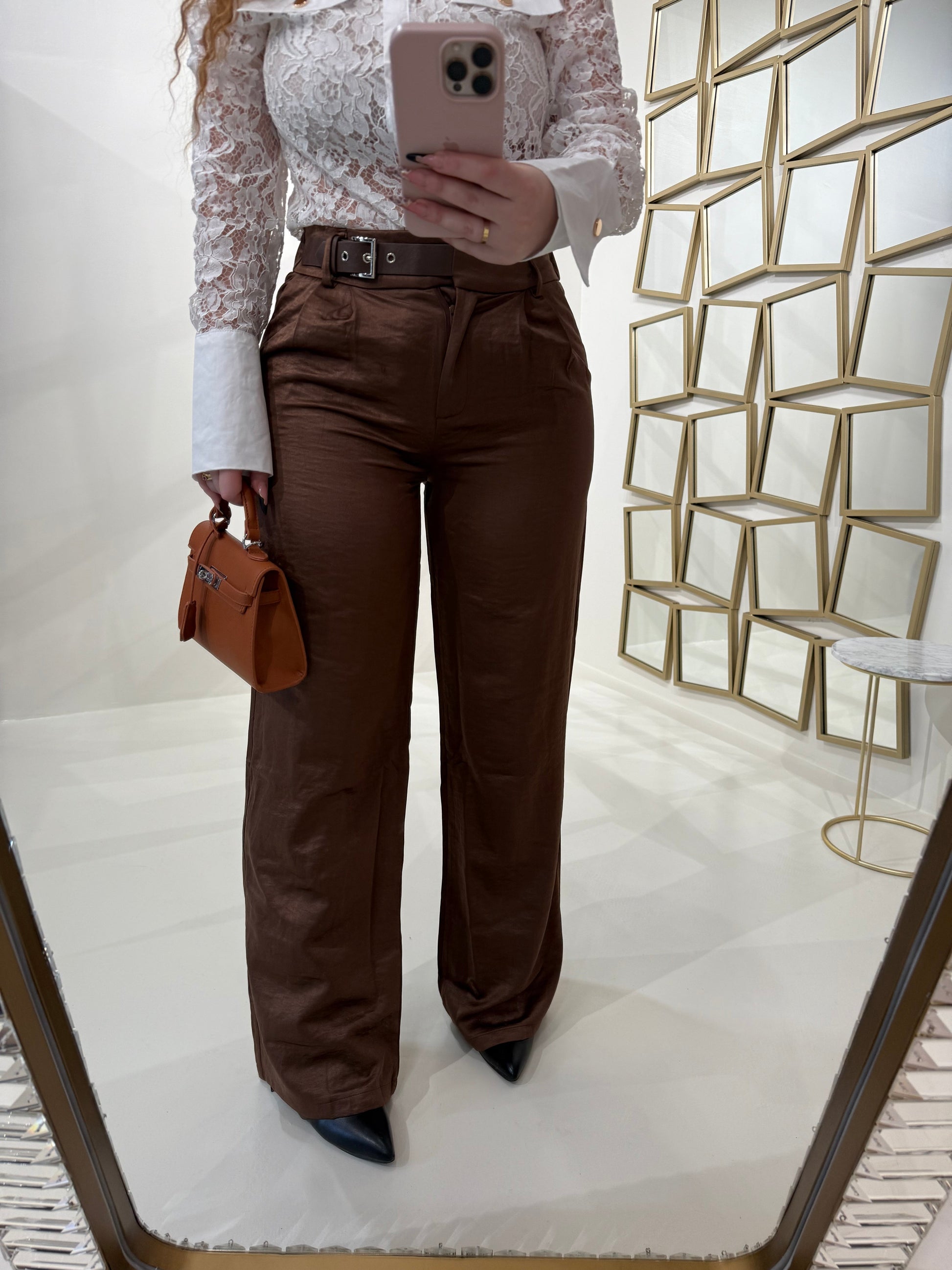 Pantalone con fibbia laterale