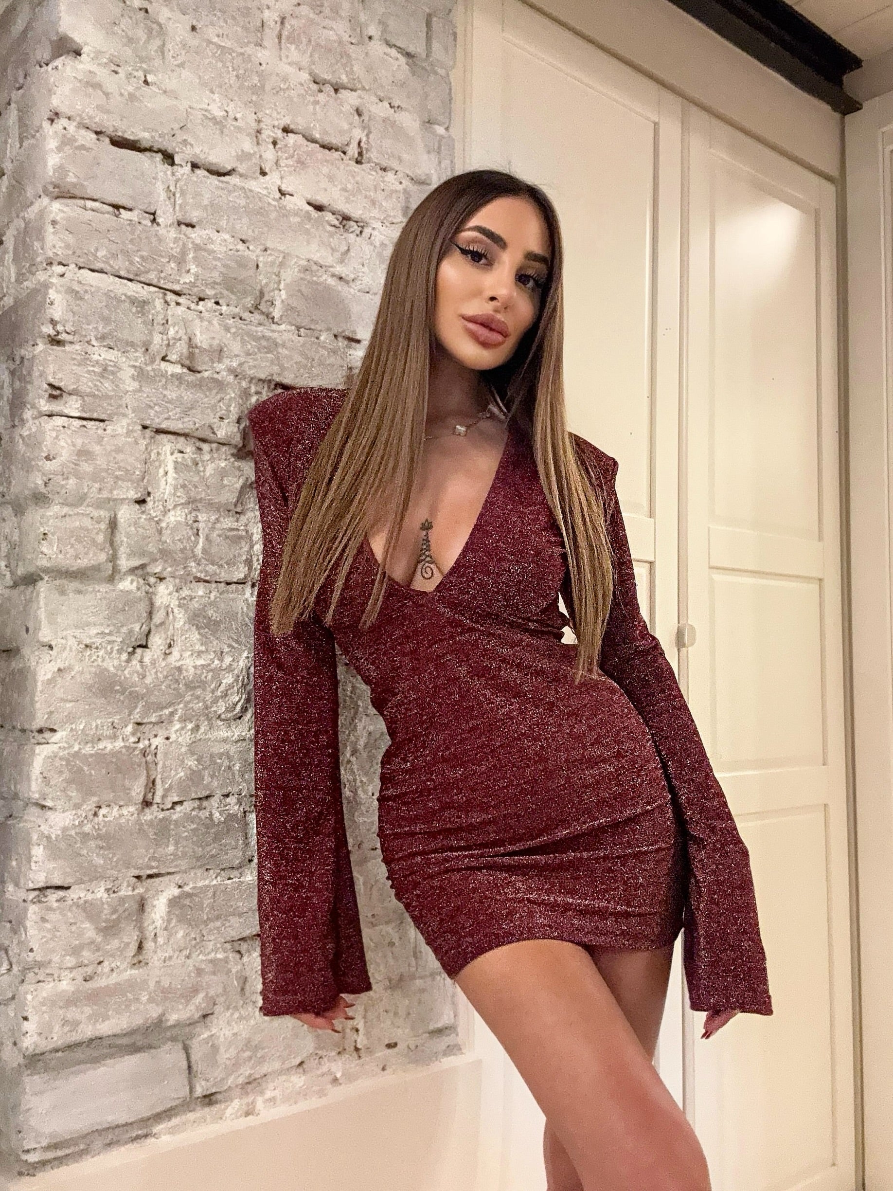 Abito glitter bordeaux con scollo a V