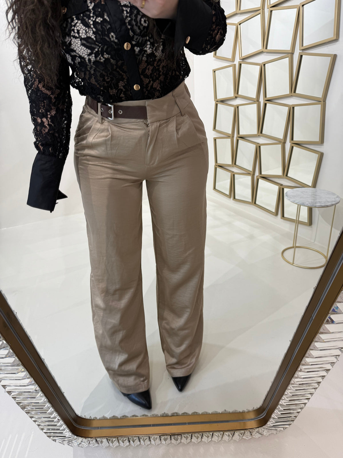 Pantalone con fibbia laterale