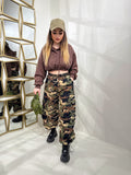 Completo pantalone e top camouflage