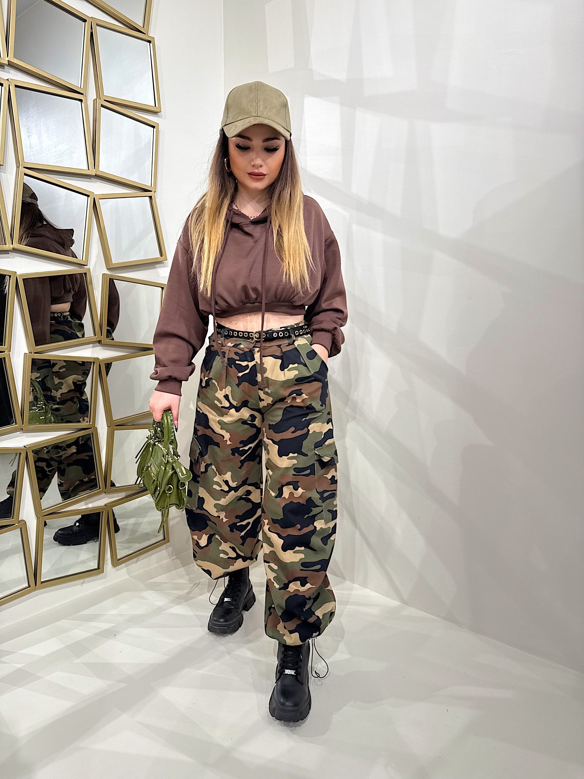 Completo pantalone e top camouflage