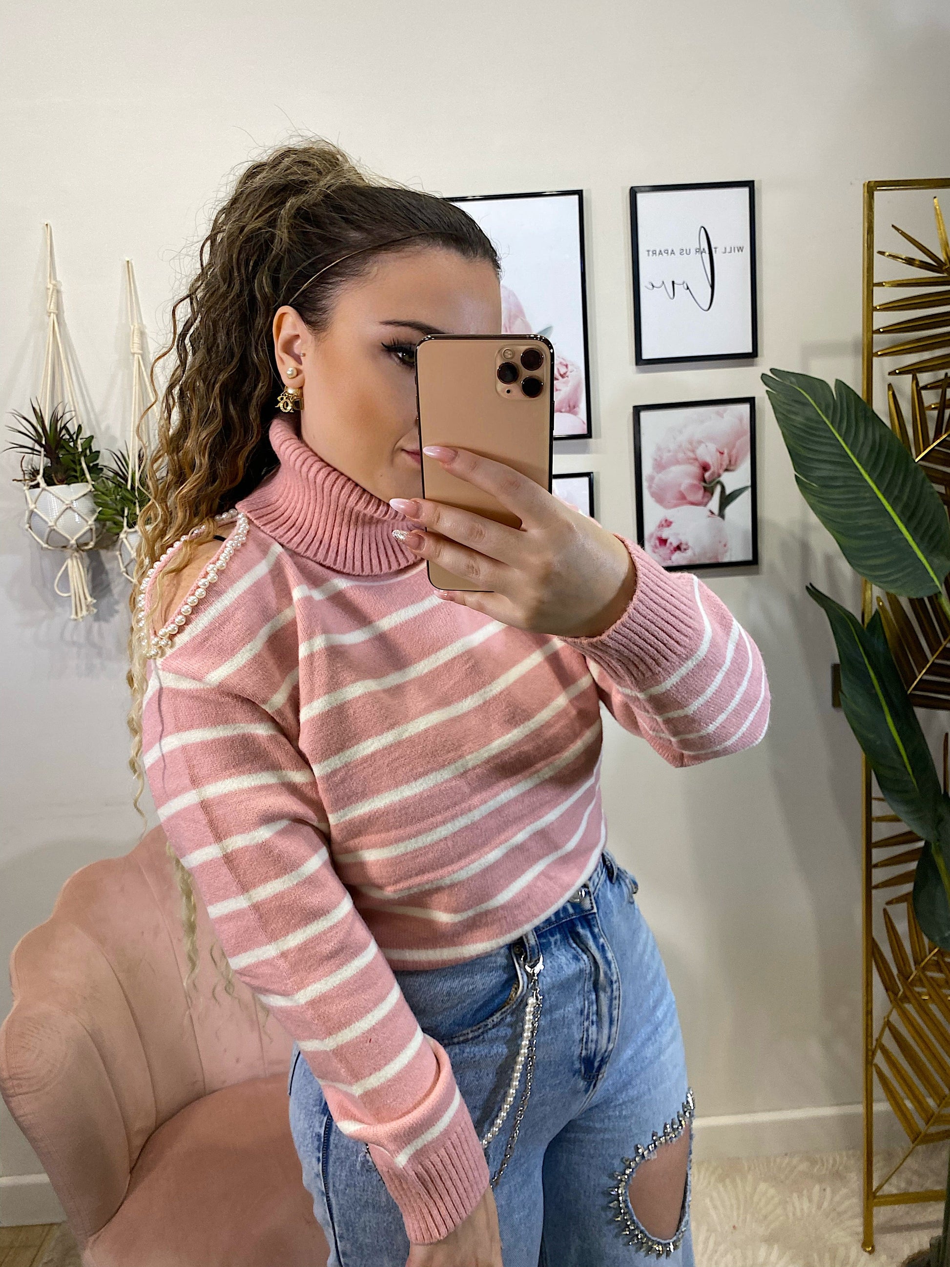 Pull rosa spalla aperta e perle