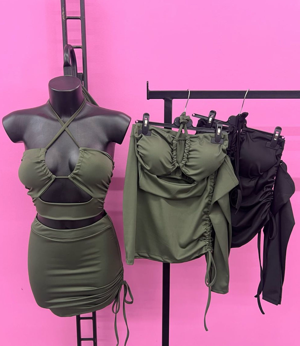 Completo top e gonna verde militare