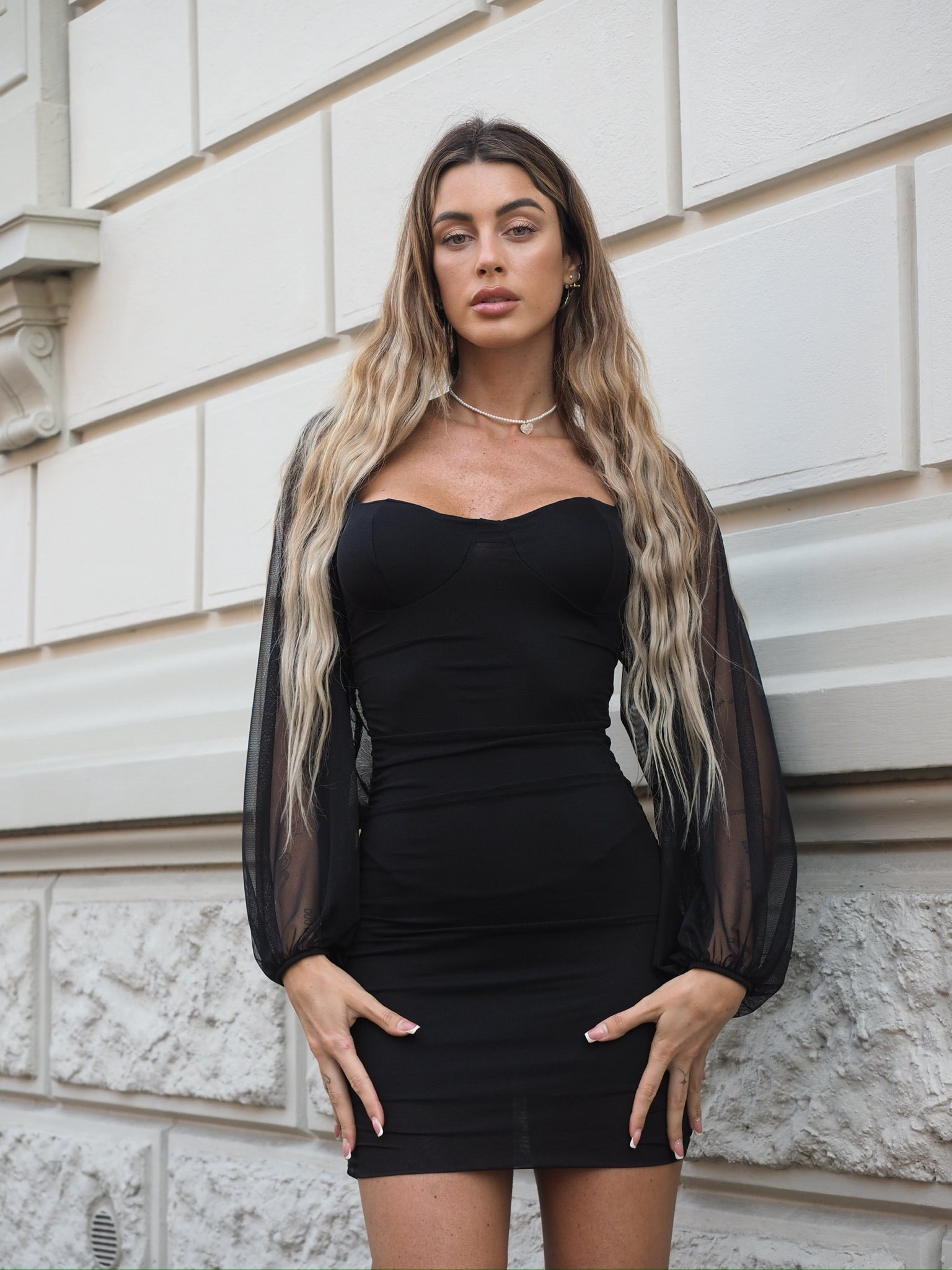 Abito nero maniche velate