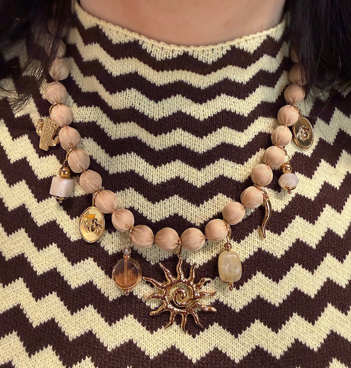 Collana beige con charm