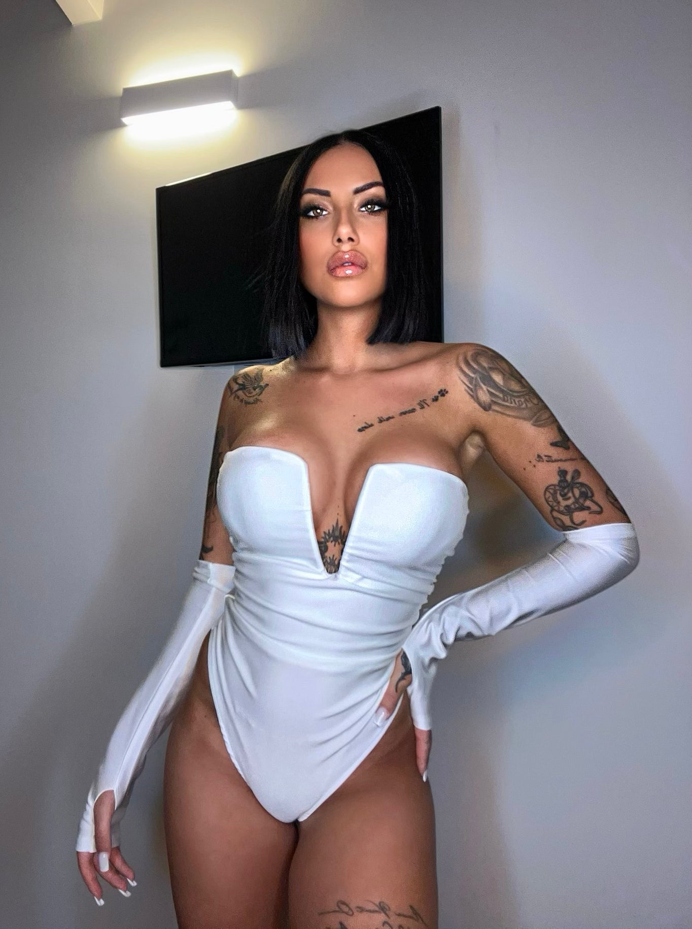 Body bianco con scollo a V e manicotti