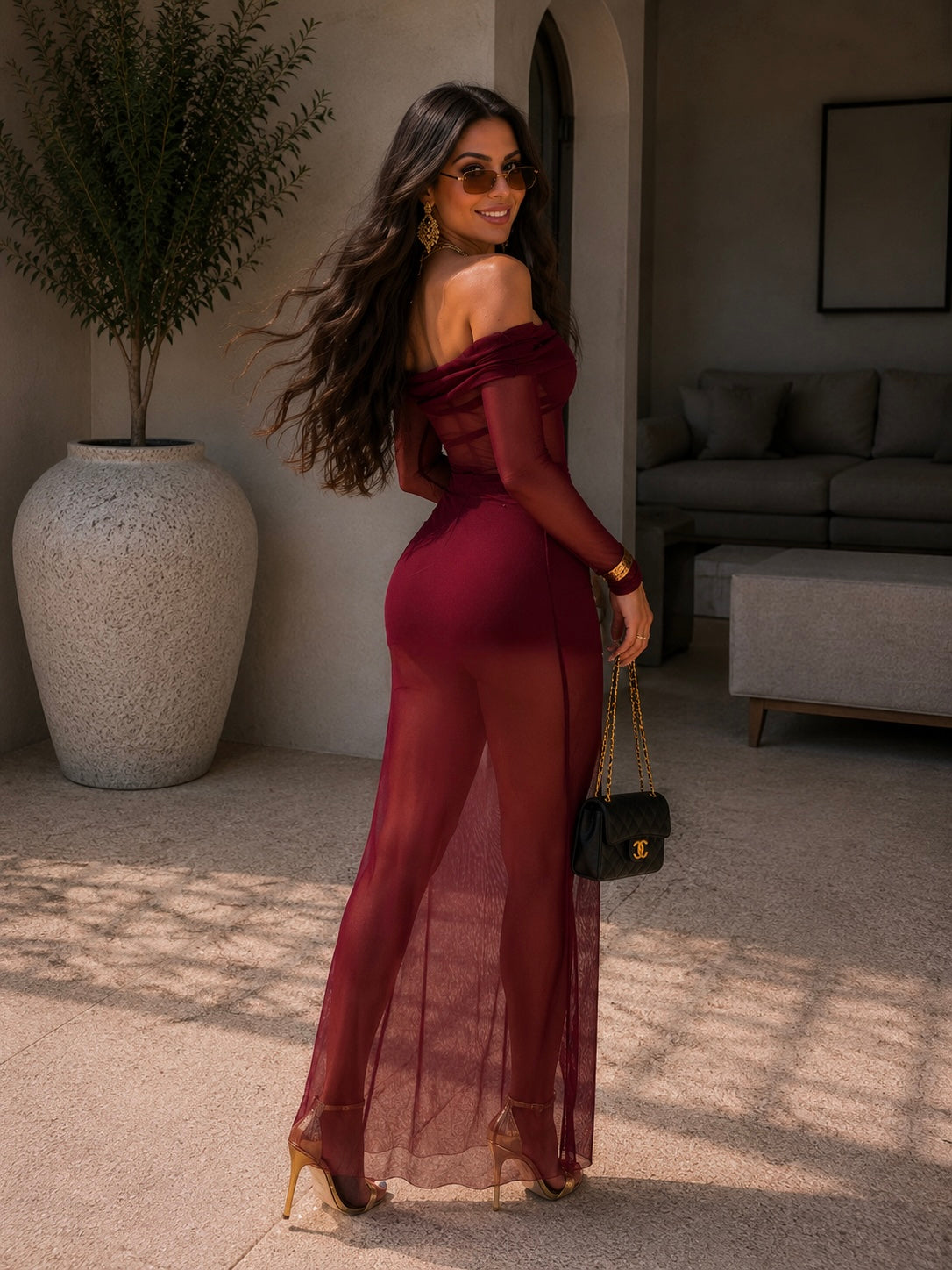 Abito bordeaux con trasparenza