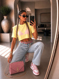 T-shirt cropped gialla con spalline imbottite