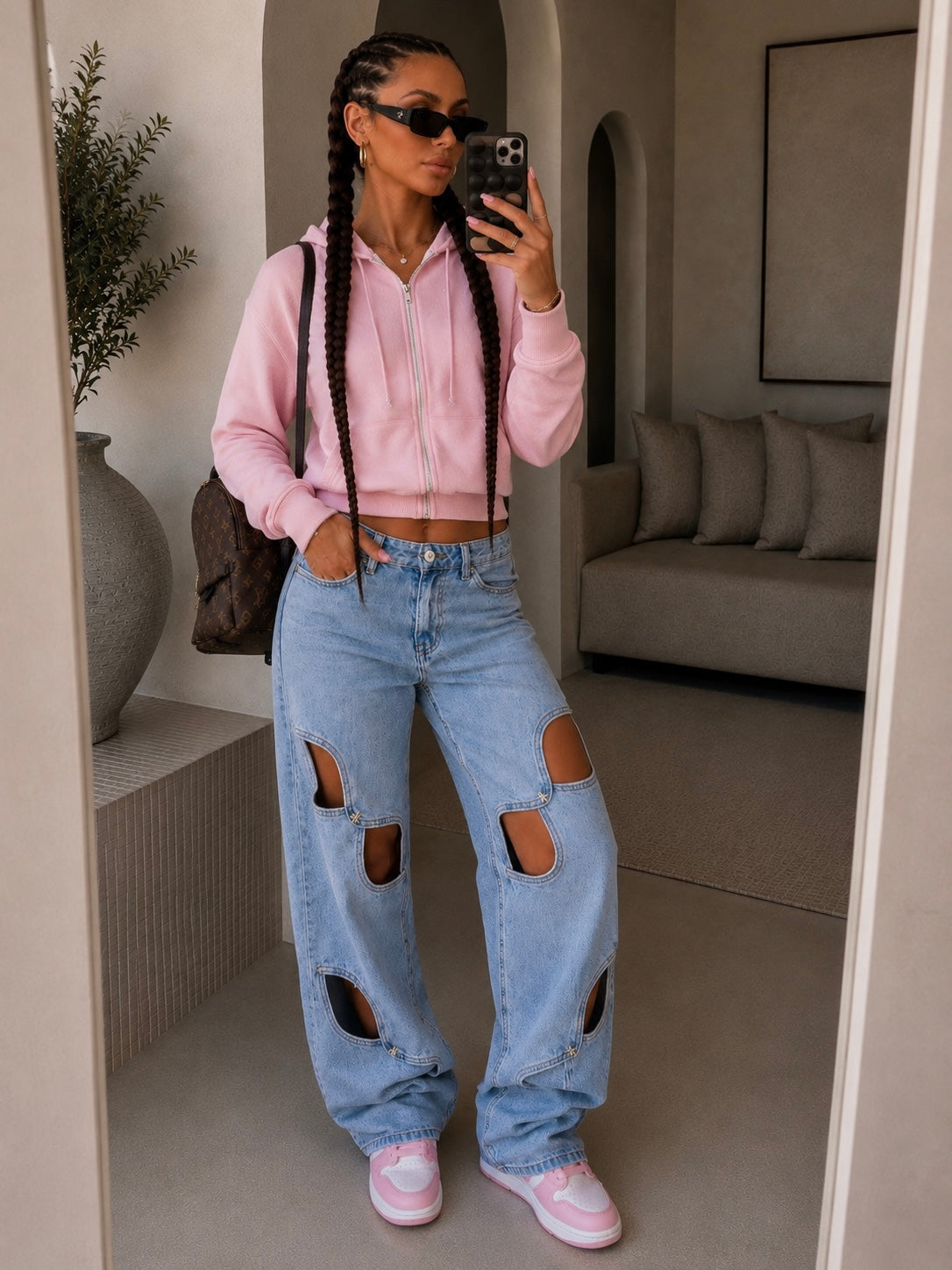 Jeans con aperture e fiocco in strass