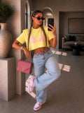 T-shirt cropped gialla con spalline imbottite