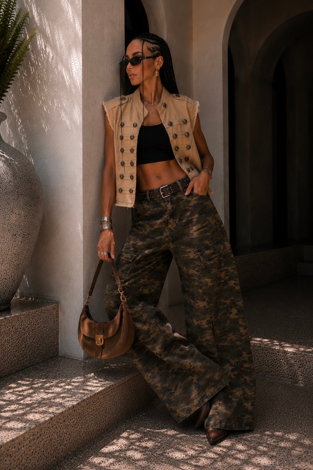 Gilet militare beige con bottoni decorativi