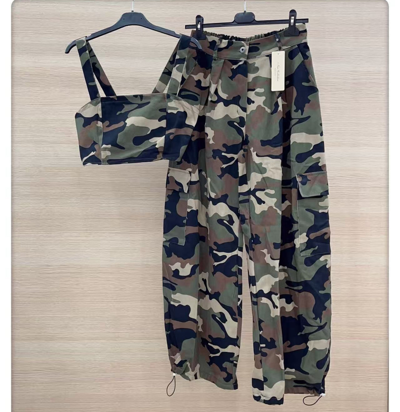 Completo pantalone e top camouflage