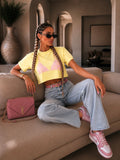 T-shirt cropped gialla con spalline imbottite