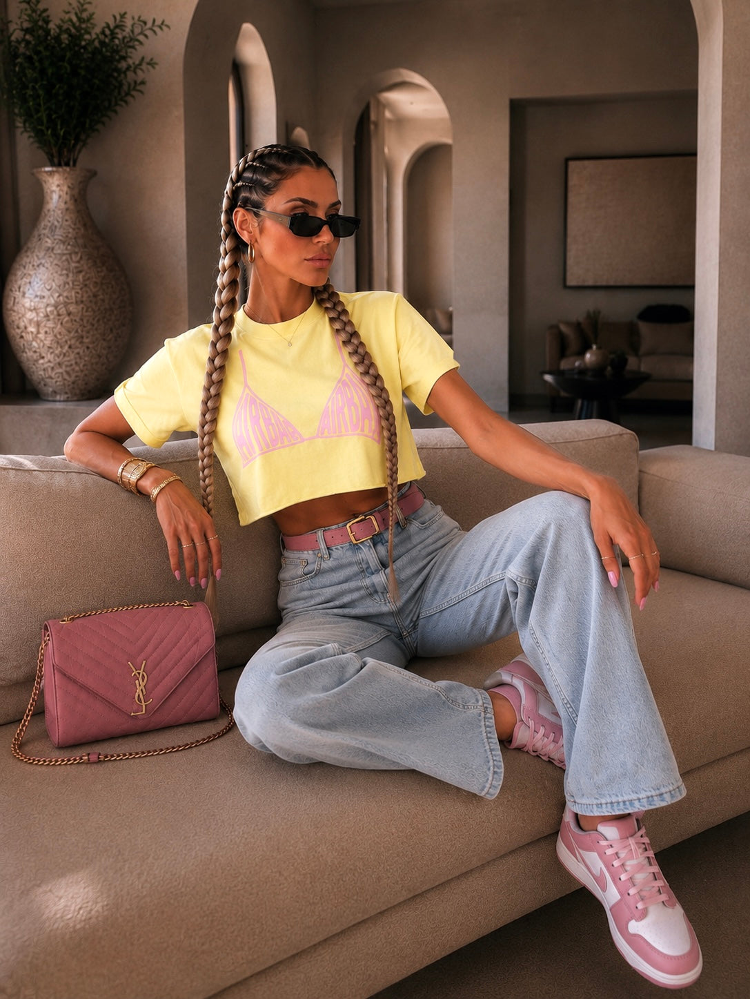 T-shirt cropped gialla con spalline imbottite