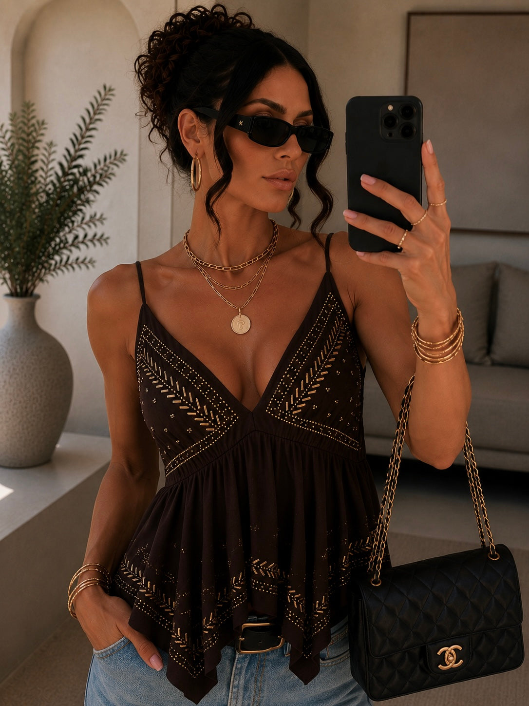 Top marrone con borchie e ricami geometrici