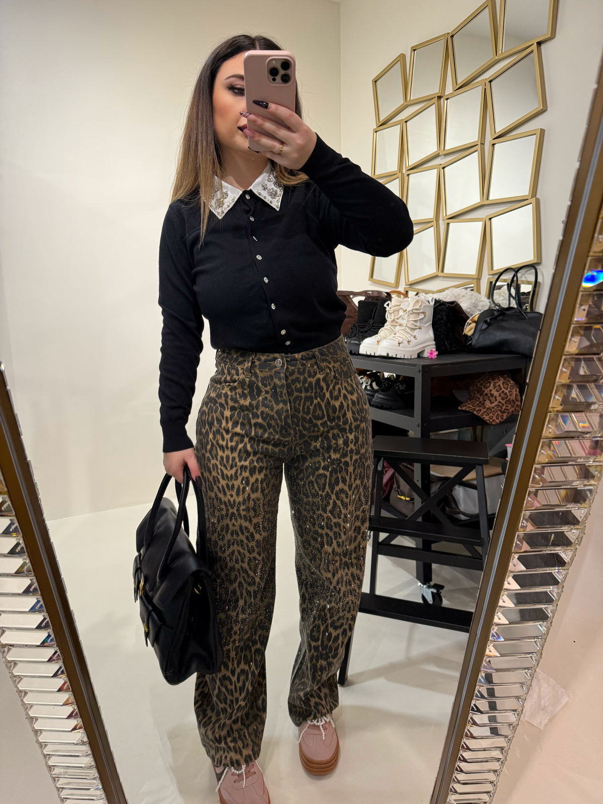 Maglioncino nero con strass al collo
