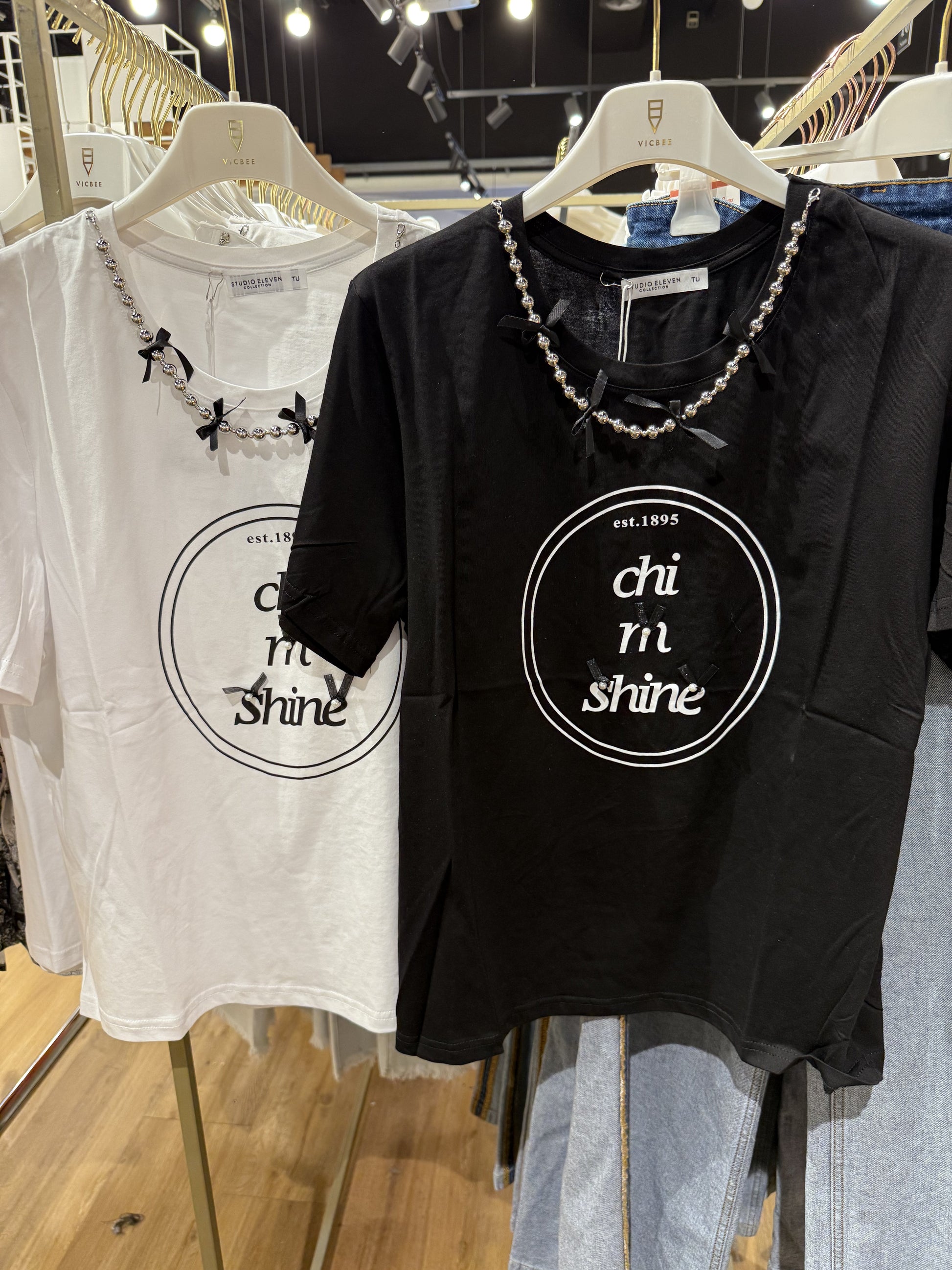 T-shirt con collana