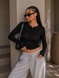Maglia basic con bottoncini e foro