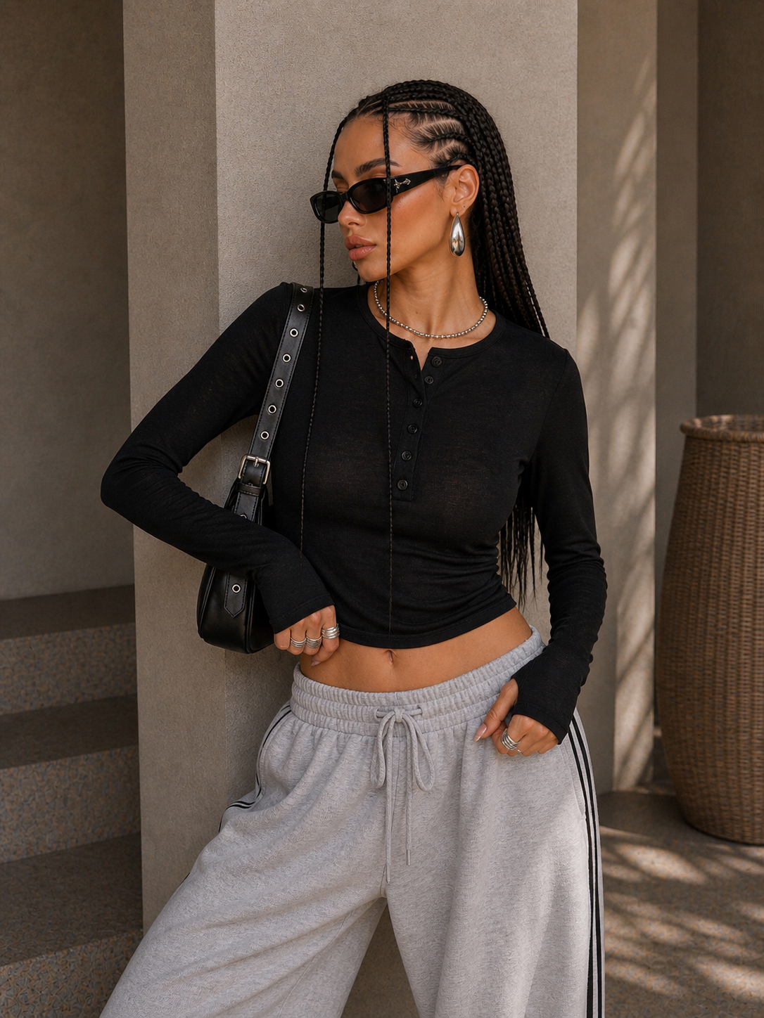 Maglia basic con bottoncini e foro