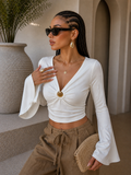 Blusa Elegante con gioiello e Maniche Svasate