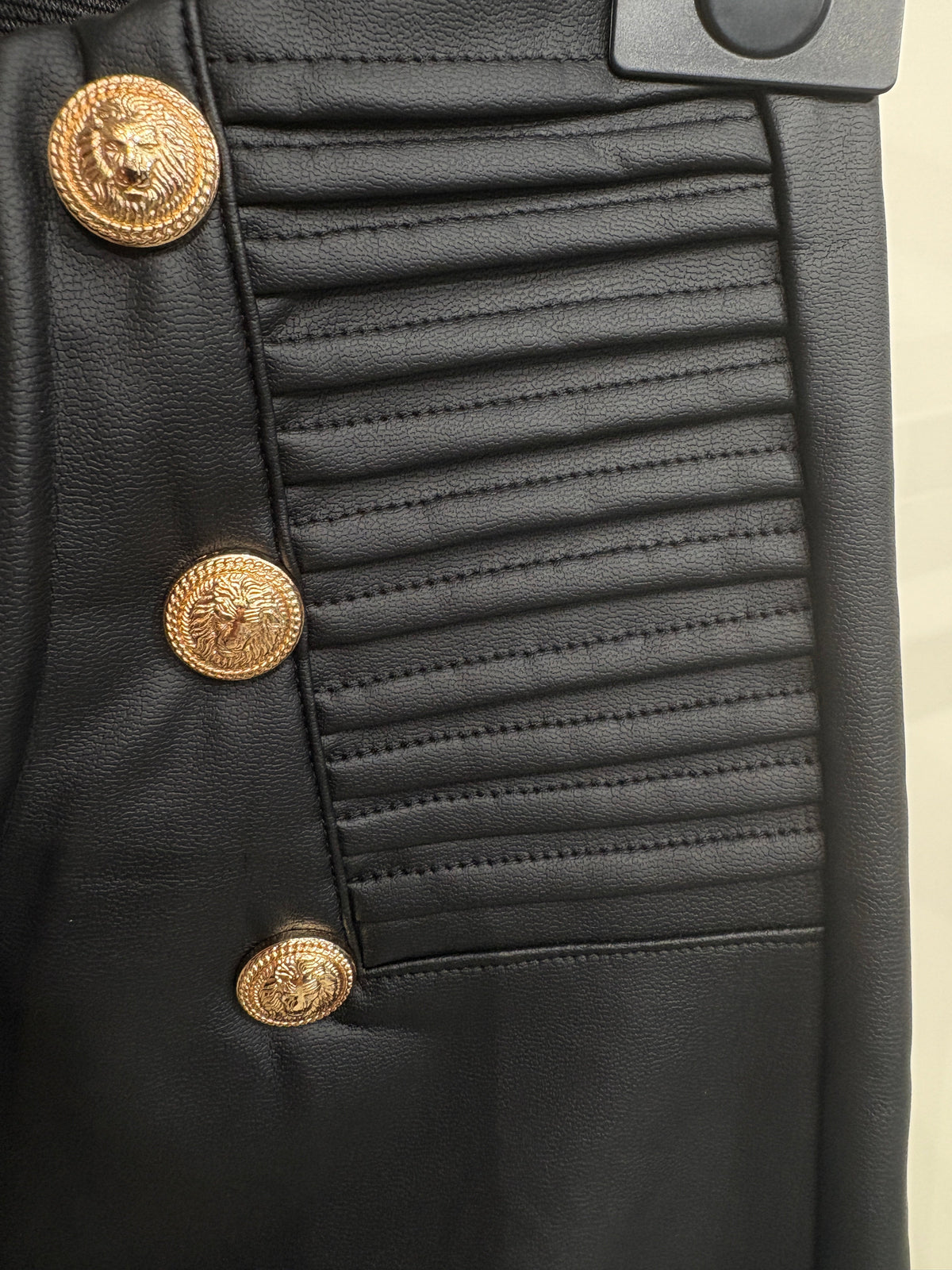 Pantalone in ecopelle con bottoni oro