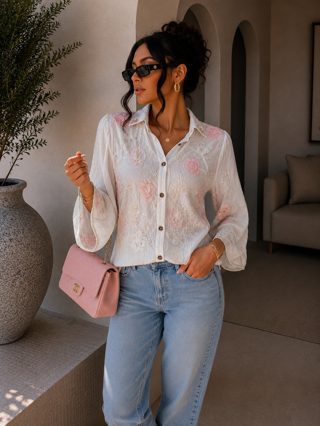Camicia con rose ricamate manica a tre quarti