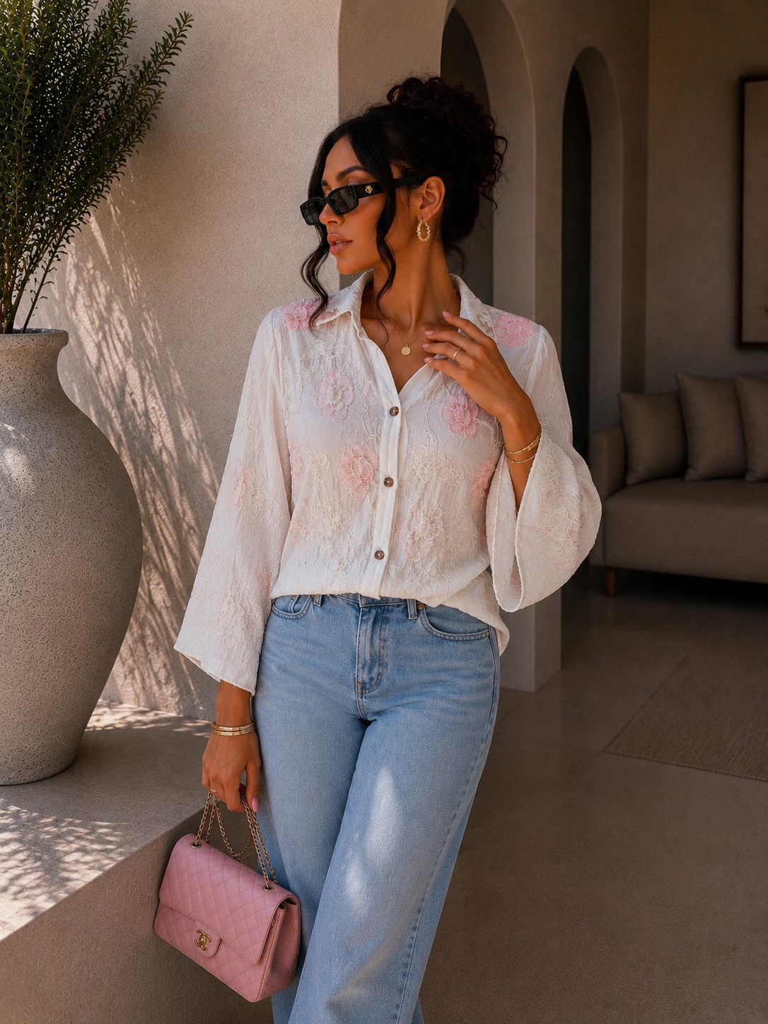 Camicia con rose ricamate manica a tre quarti