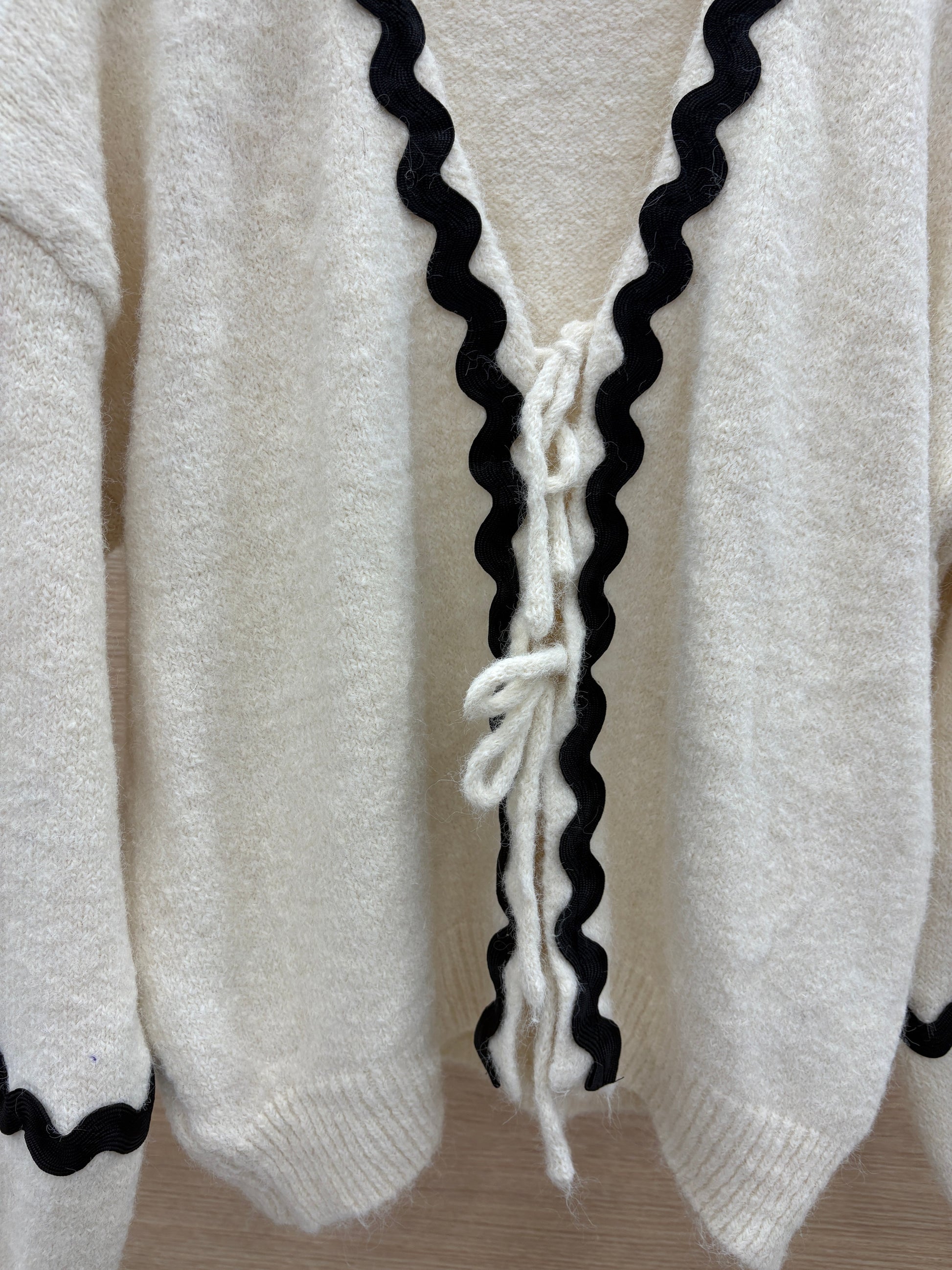 Cardigan con ricamo e lacci